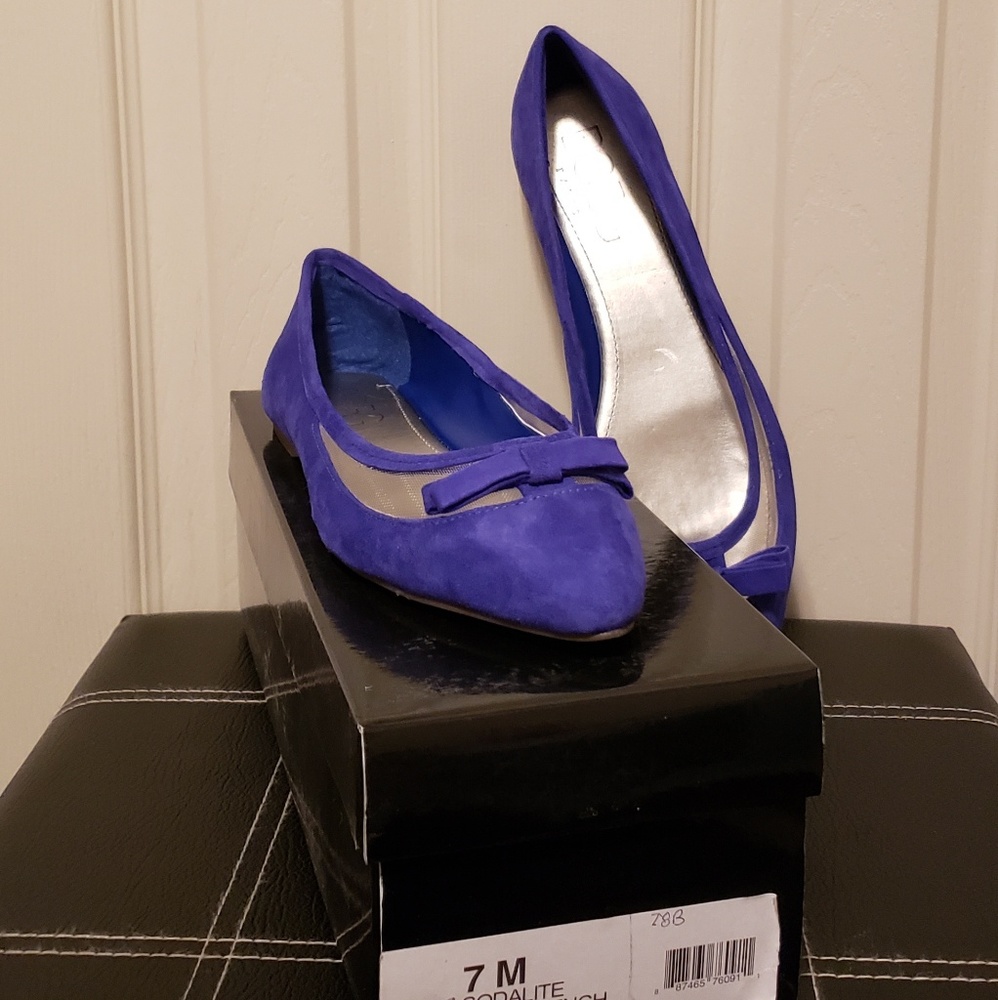 BCBG Paris Suede Bow Vamp Pointed Shoe - Picture 5 of 8